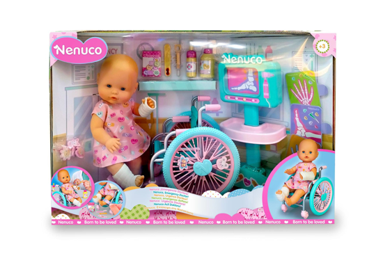Poza cu Papusa bebelus Nenuco cu scaun cu rotile si accesorii medicale, NFN63000